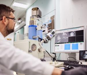 Michal at work in electron microscopy